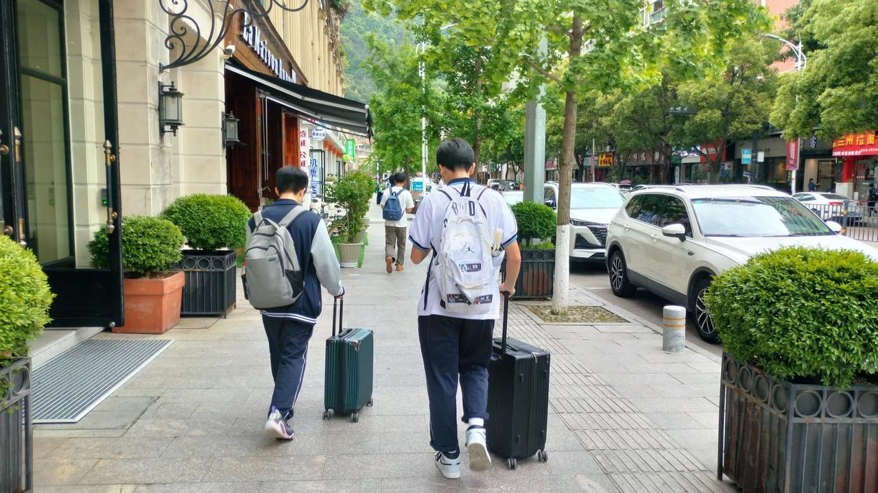 世间很多事可能要远远超出你的想象，是没办法用正常思维理解的。
比如说，为什么有人