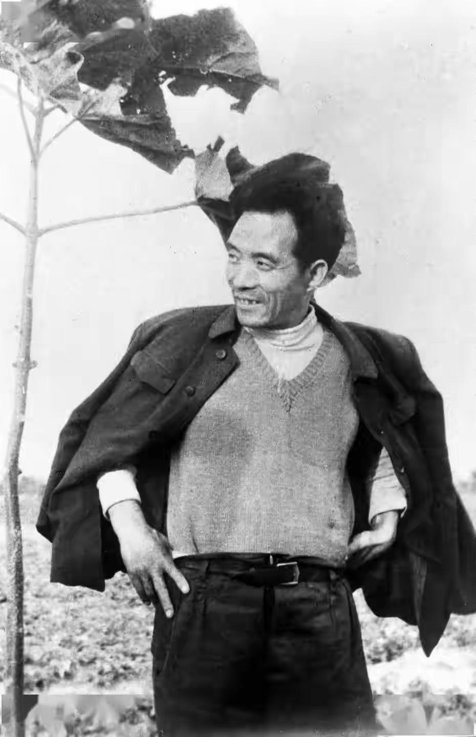 焦裕禄42岁就去世了，
1962年，他坚持实干，
他忍着肝痛的折磨，
日夜奔波治