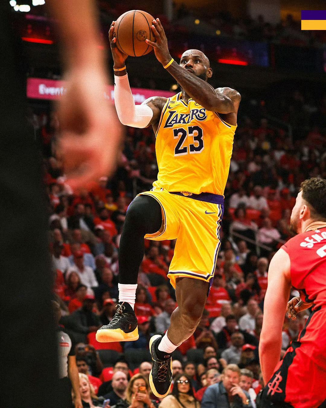 NBA历史最强单核带队！詹姆斯出战45分钟，投篮22中10，三分9中4，罚球6中