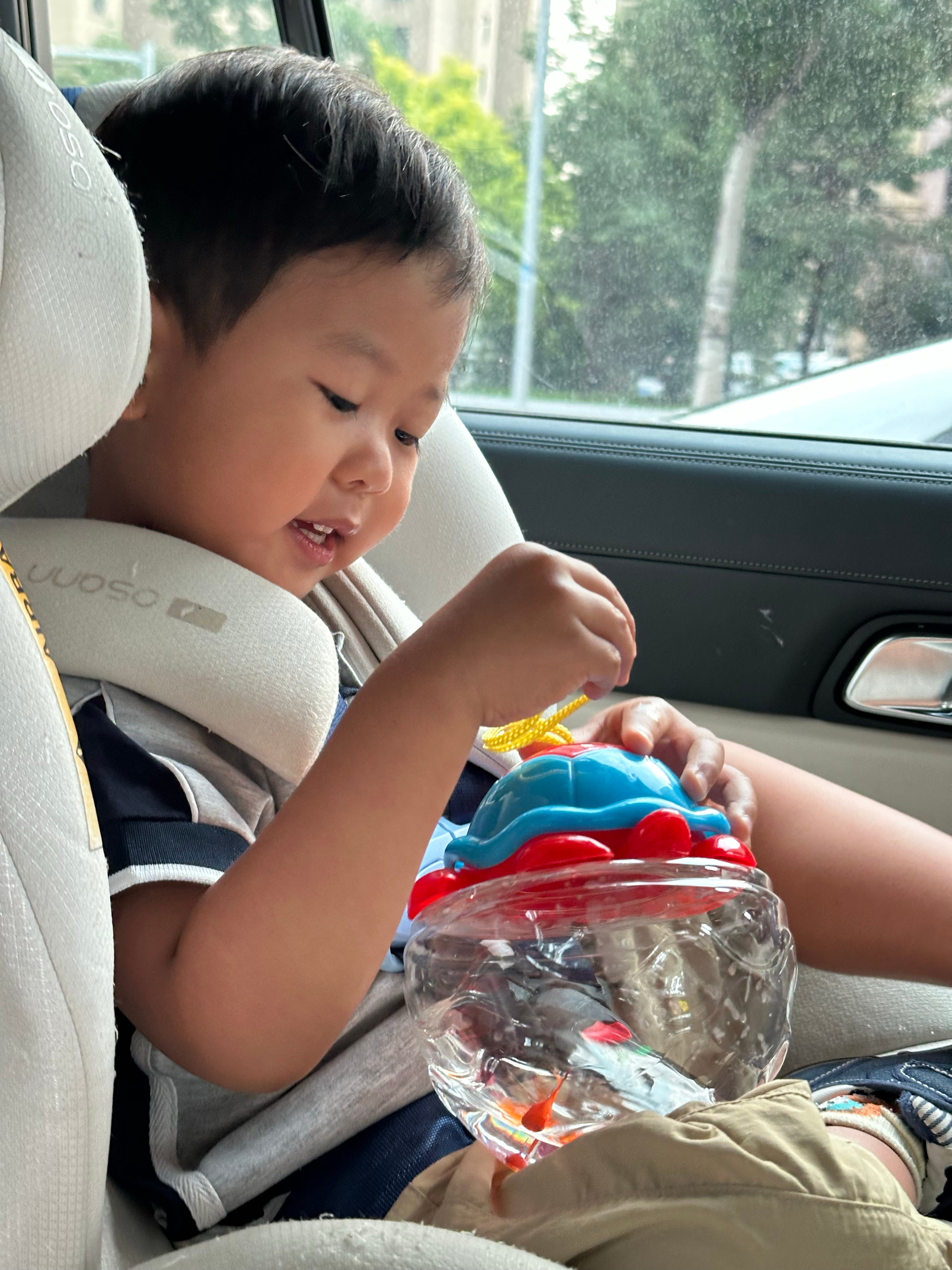 今天研学成果：一条小鱼，我说我给你和小鱼拍个照吧，年糕：“我不给你耶！” 