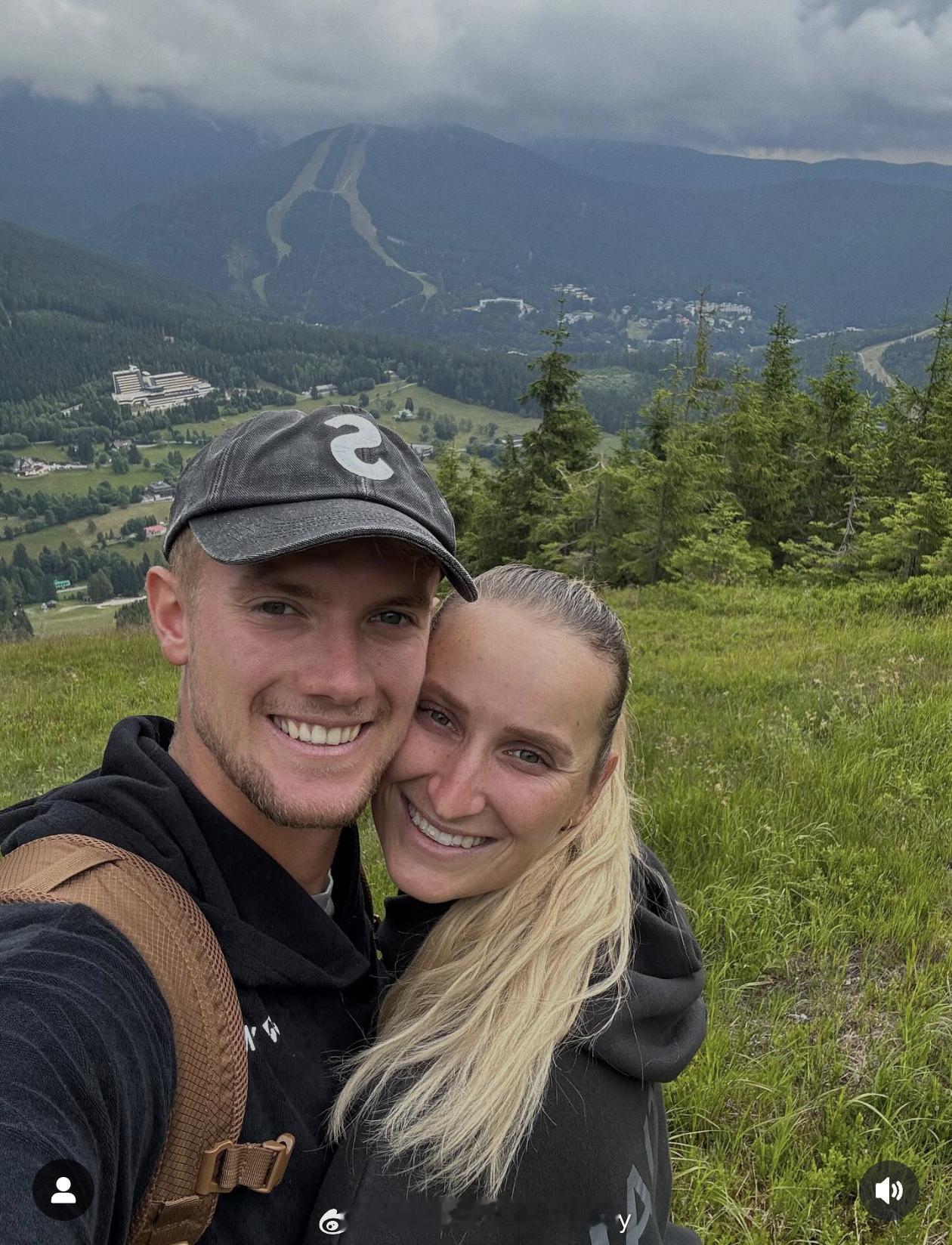 万卓索娃的新男友，很恩爱❤️