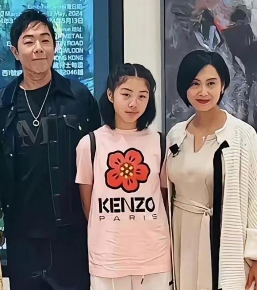 朱茵女儿长这样了？