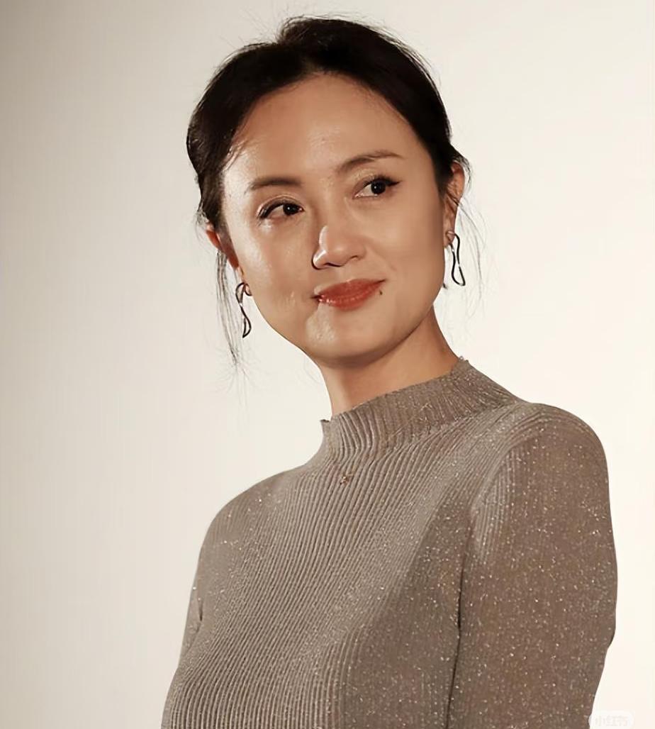 看完《小城大事》的心情久久不能平息
躲过了黄晓明的演技
却被高雪梅的颜值狠狠惊艳