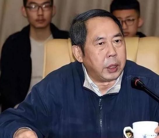 “中国现在向美国投降还来得及！再晚就要‘跪着’了，”7年前，中国专家马臣公开宣称