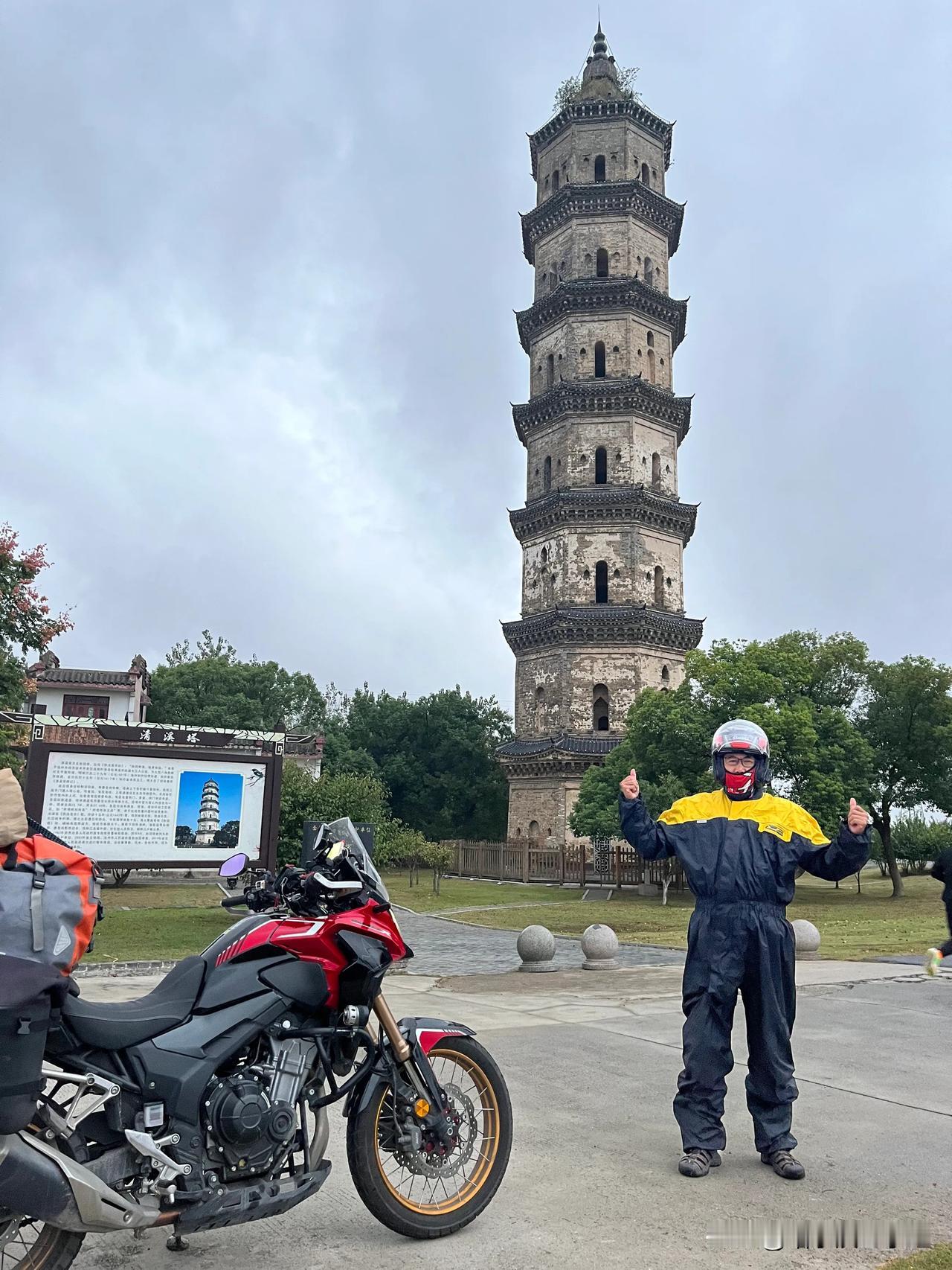 摩旅南昌之：回家在雨中骑行
上午在雨中过铜陵长江大桥。

一天的雨追着老夫前行，