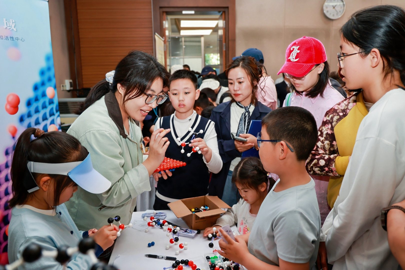 公众科学日 今天在大连化学物理研究所遇见了好多科学家呀！科学家给我变魔术！科学家