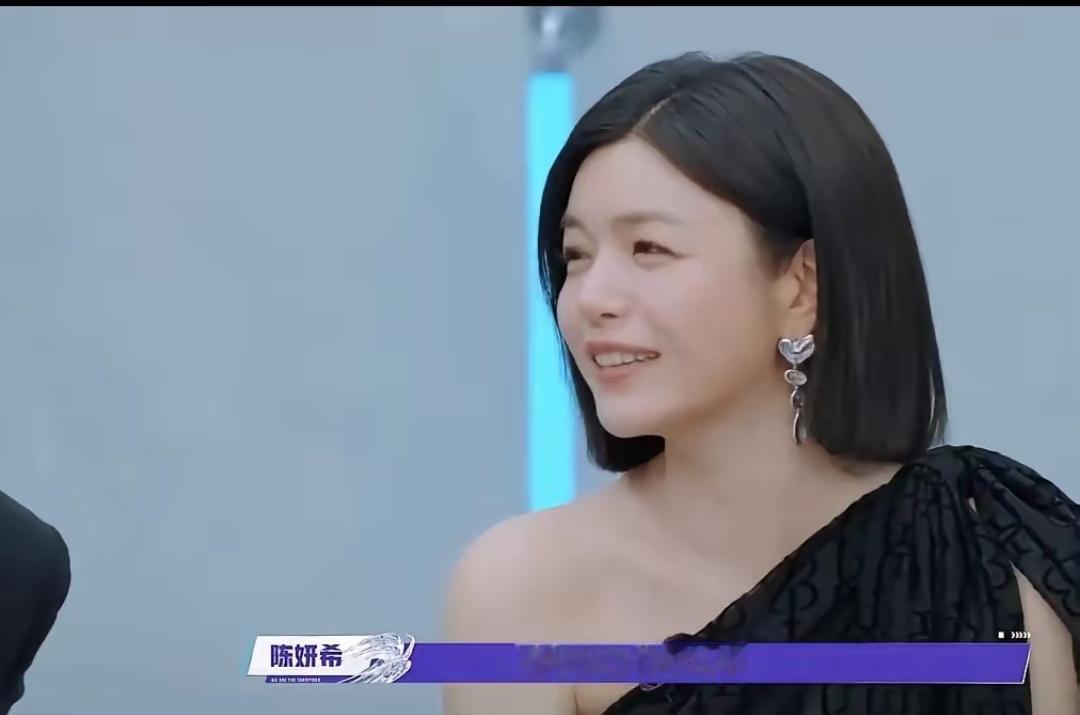 可能大家都想不到，
陈妍希居然工作之余的娱乐是打王者荣耀，还专玩亚瑟。

原来明