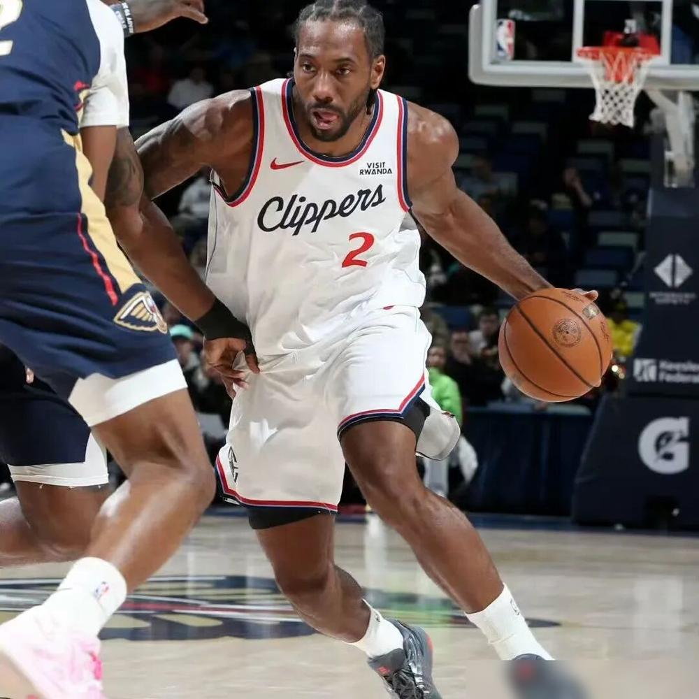 小卡在场上杀疯了，刷新队史纪录的45分还没捂热乎，快船这艘航母就一头撞上了鹈鹕的