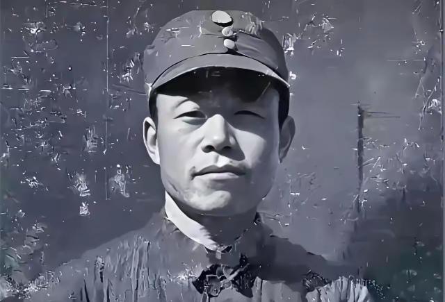 1907年，徐锡麟干掉老上司恩铭后，起义失败被抓。清兵给他拍遗照，他瞅了一眼不满
