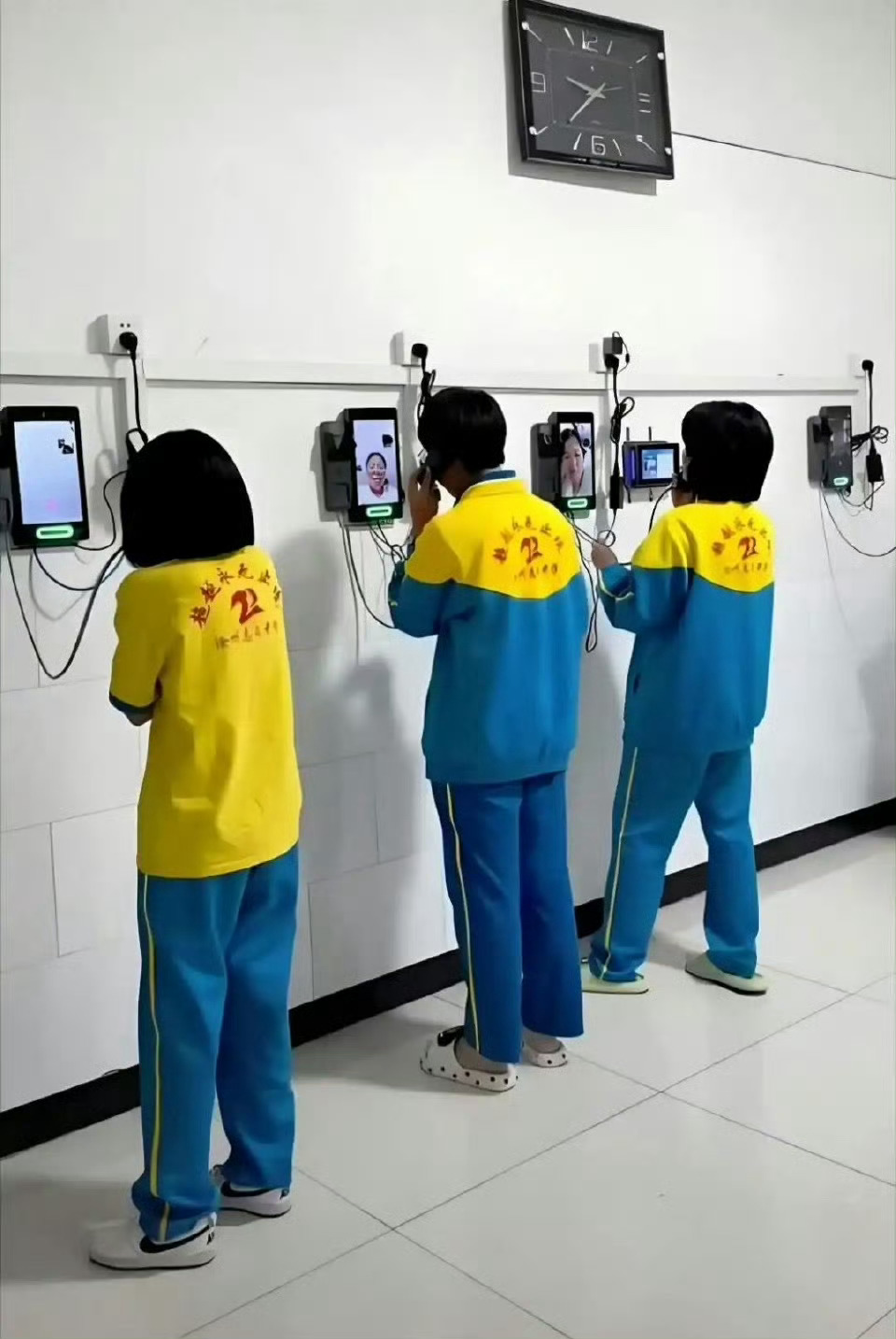 北方某地周末与家人打电话的住宿生 