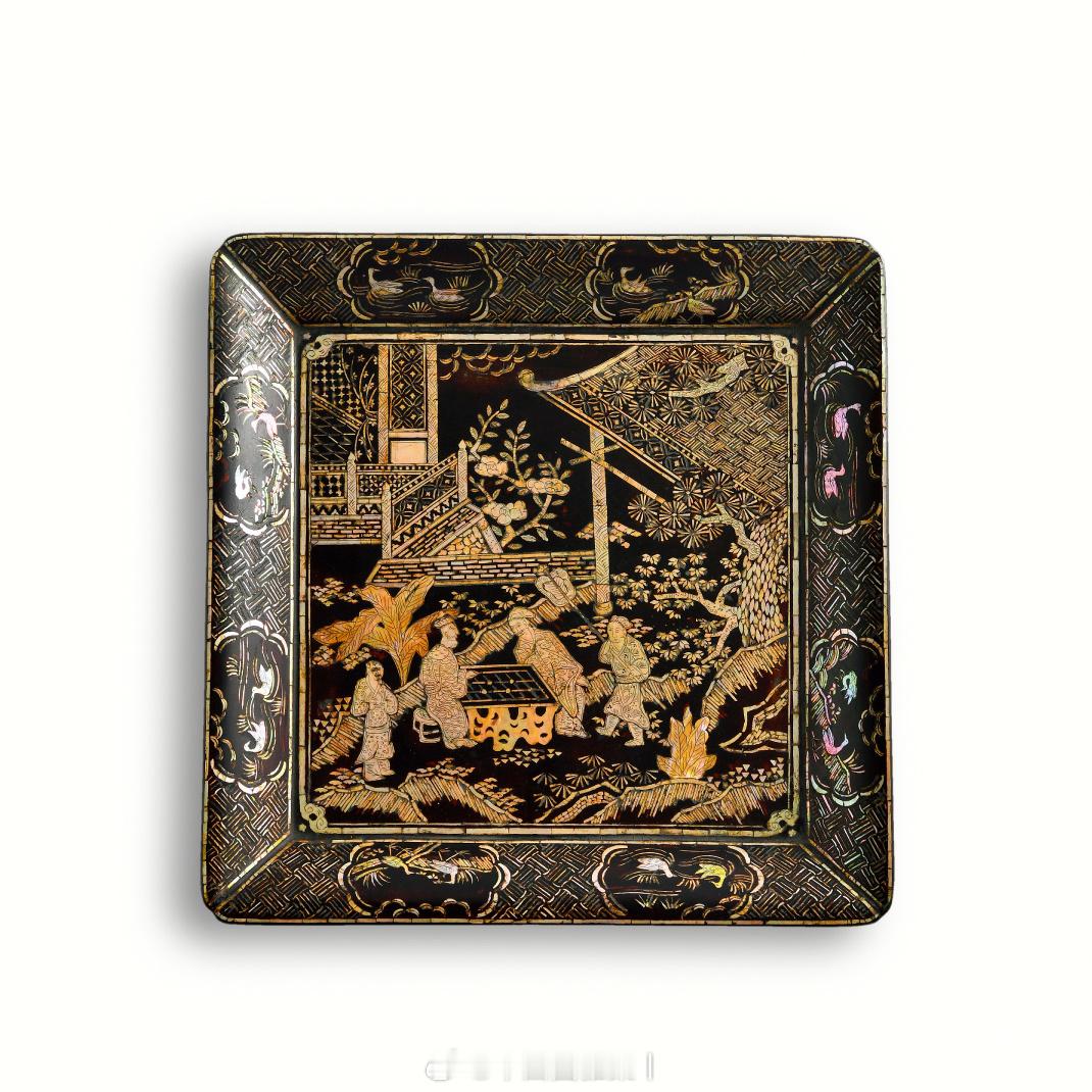 髹饰录 | 明 黑漆嵌螺钿博弈图方盘尺寸：21.2*21.2*2.8cm来源：北