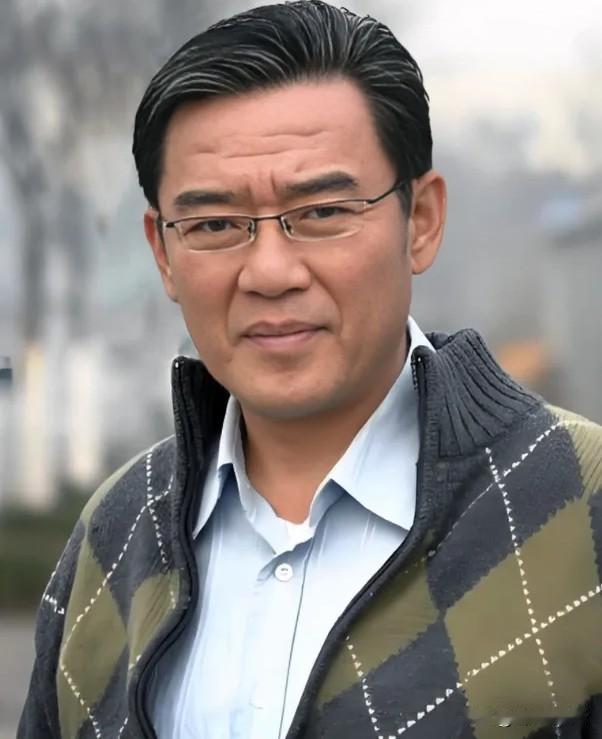 他从台湾回到大陆，找到了同父异母的大哥，见到大哥家一贫如洗，他拿出三笔钱，并且已