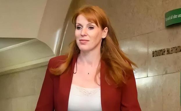 国会上秀大长腿，16岁怀孕的英国美女首相，身材丰满爱穿红裙！

她就是英国现任副