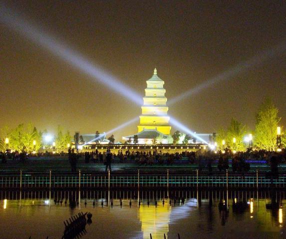 【大雁塔】大雁塔建于唐代永徽三年（公元652年），又名大慈恩寺塔，位于中国陕西省