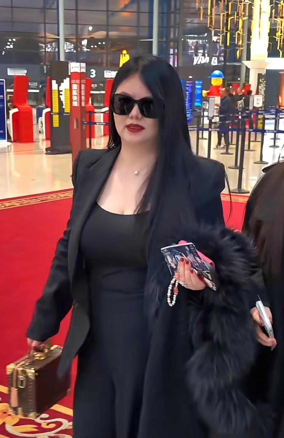 她穿了十年黑西装，不是不会换，是懒得换。
墨镜一戴，谁也不爱，红唇一涂，全场静音