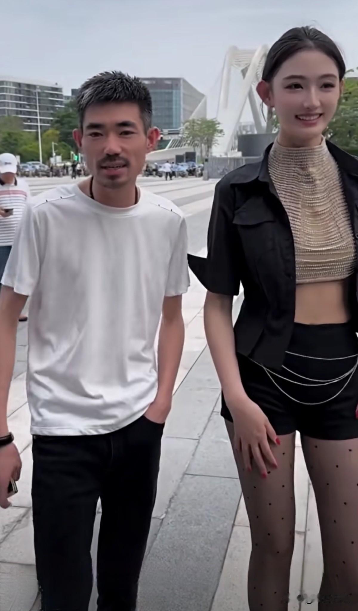 网红是怎样炼成的？
装疯卖傻加爆梗，流量追着你跑！