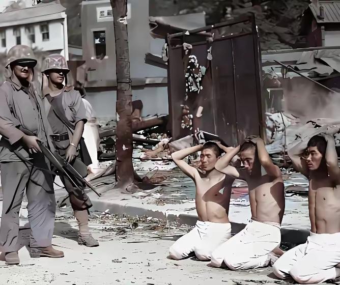 1942年，美军攻占塞班岛之后，把日军的头颅割下当烟灰缸，把日军的牙齿敲下来，做