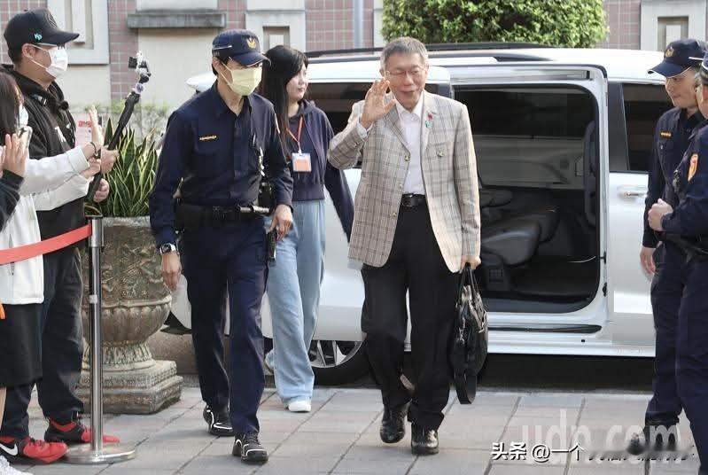 柯文哲出席京华城案审理 粉丝声援
今天下午，岛内法院再度审理台湾市前市长柯文哲涉