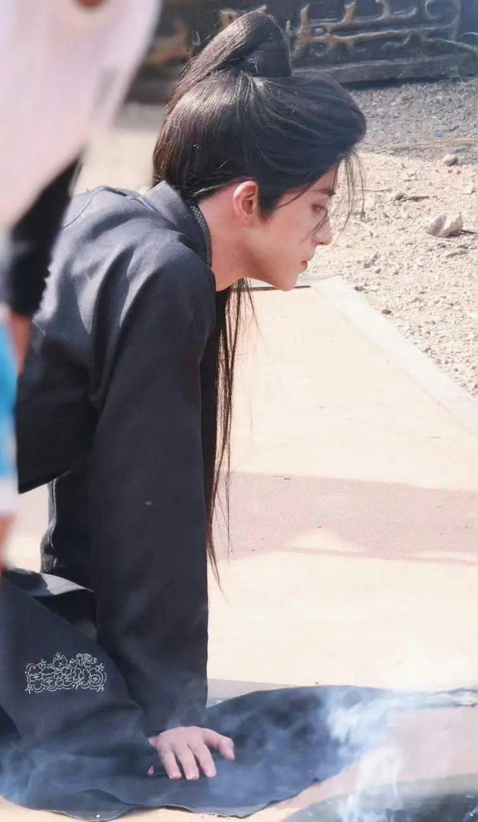 敖瑞鹏这个侧脸好优越啊，杨洋对下颚线是执着，是不是就是想要这种效果 ​​​