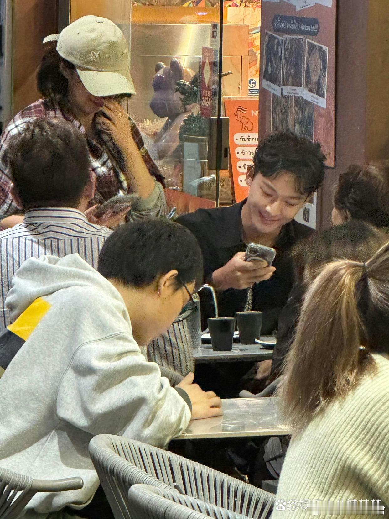 粉丝在澳大利亚偶遇张晚意，闲聊中得知他是来澳洲旅行，偶然被这家餐馆的烟火气吸引，