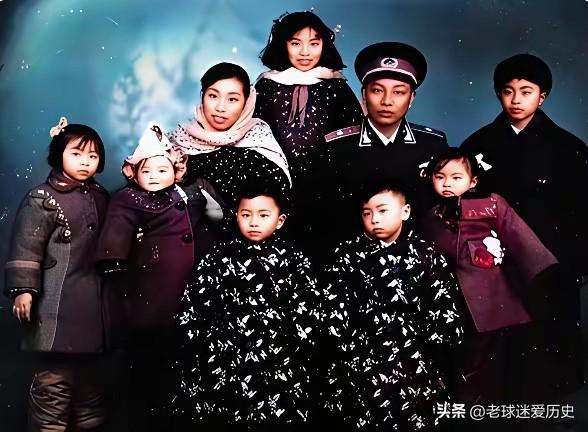 这张全家福，定格了熊应堂将军一家早年温馨和睦的景象。
彼时，将军身着制式军装，神