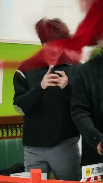 刘耀文玩空气手机 手机不能漏镜，节目组直接把刘耀文的手机“码”没了！于是画面变成