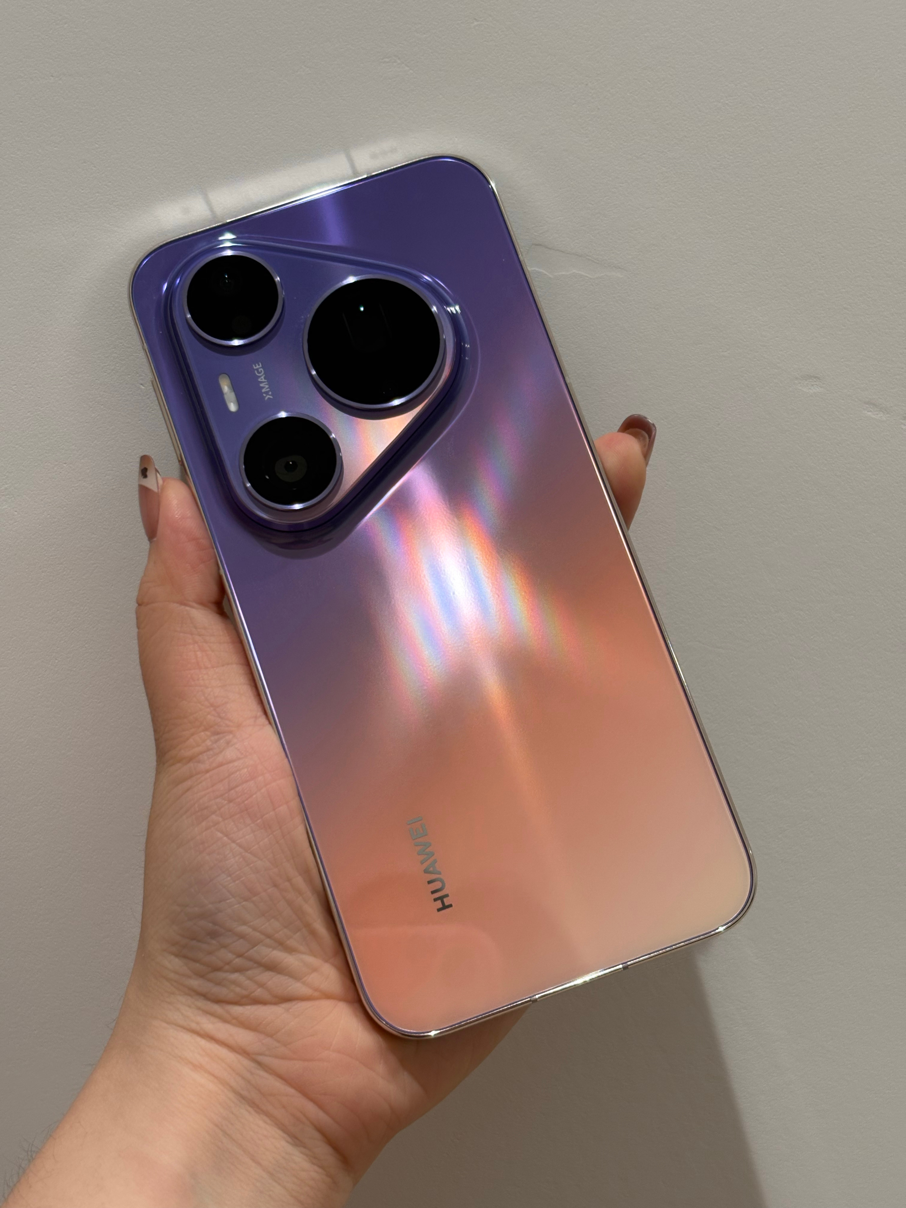 国产旗舰定价近万元底气在哪 同样一万预算放在当下，我内心更偏向国产顶配旗舰。自己