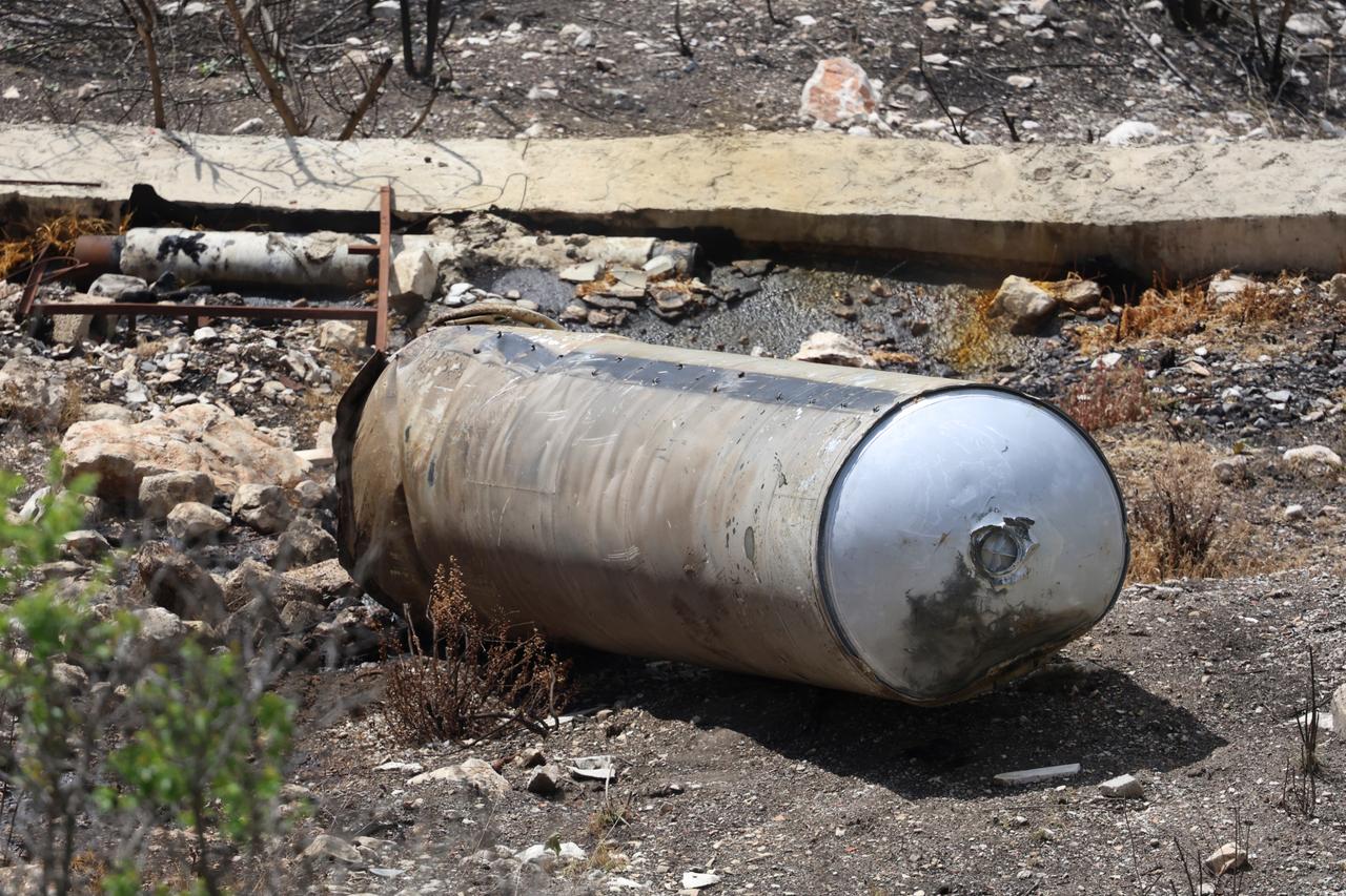 被拦截的伊朗弹道导弹残骸的照片，这些导弹的目标是以色列北部城市萨法德，该市约有4