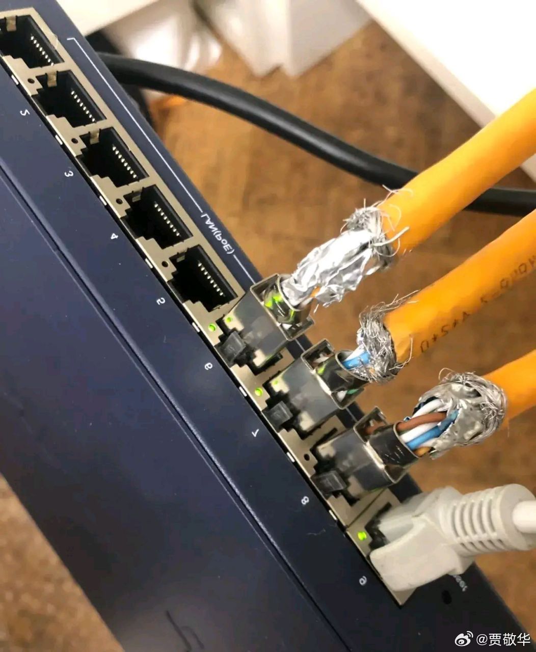  很多人舍得花高价买7类网线，却不舍得买配套的水晶头，用2块钱的水晶头压线。最后