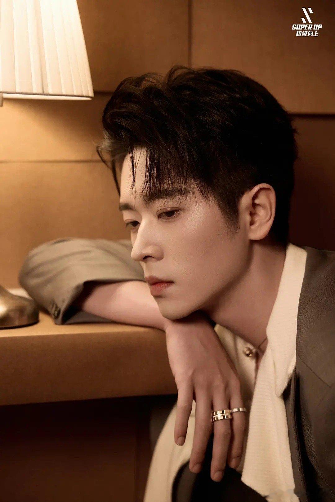 丞磊 尖叫之夜出图也来了！最近走英伦风哈 帅的发型好爱好魅力尖叫之夜出图