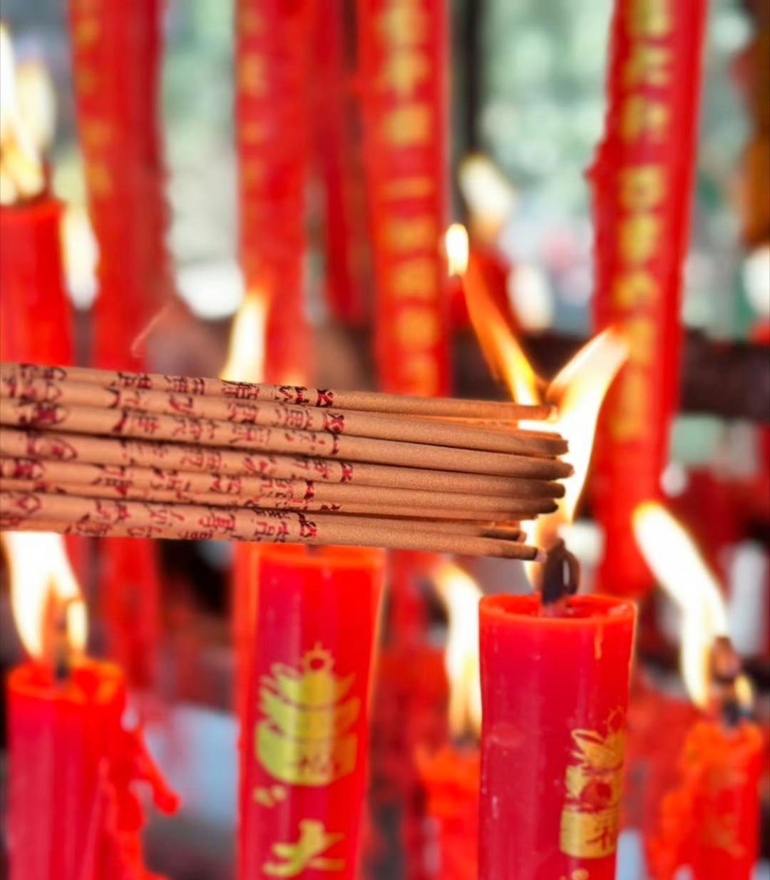 过年时，要牢牢记住的规矩： 

1、初一、十五，不走亲戚。 
2、有客人在，不穿