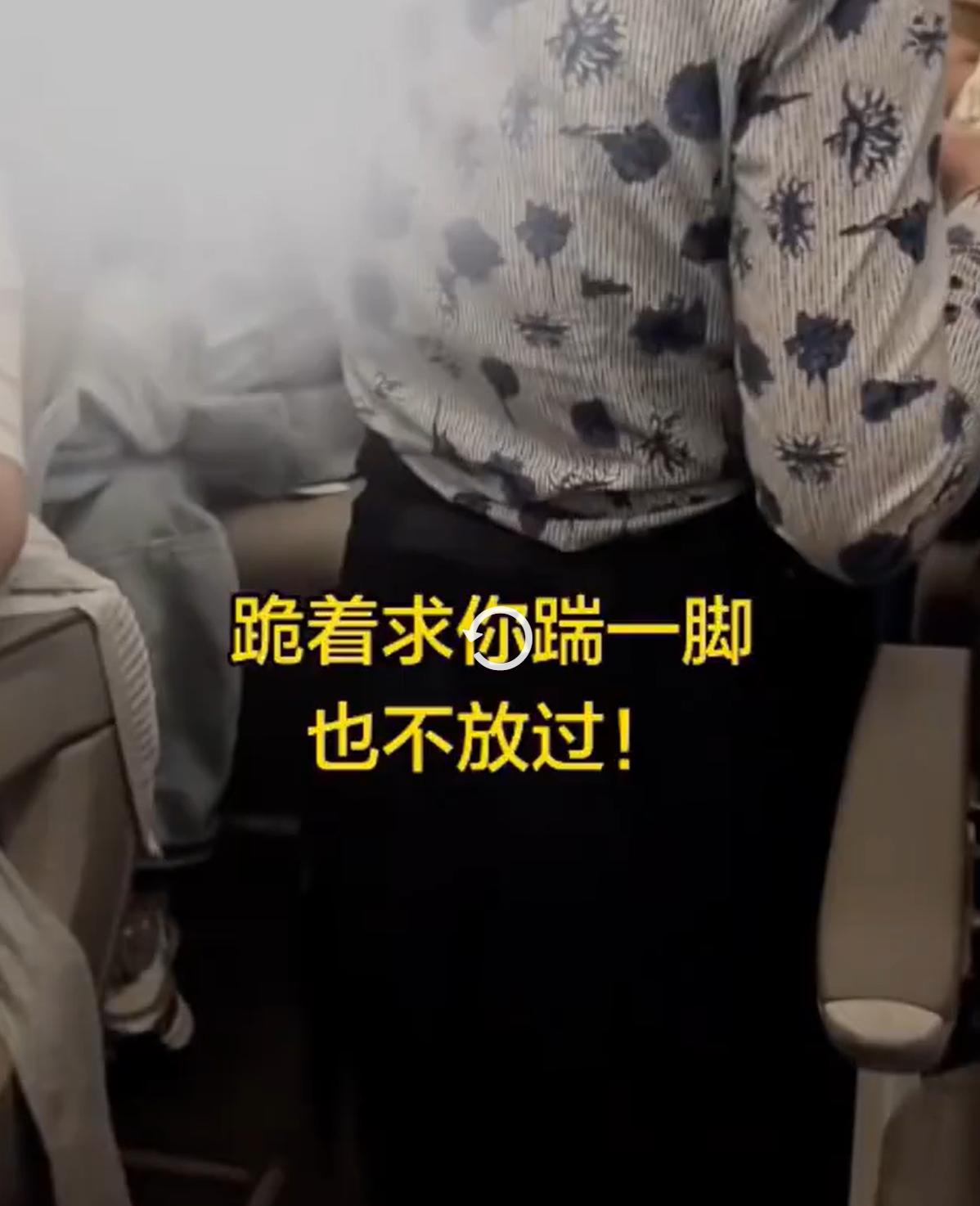 看了东航空姐向乘客下跪的事儿，

才知道胖东来的"委屈奖"含金量有多高。

网友