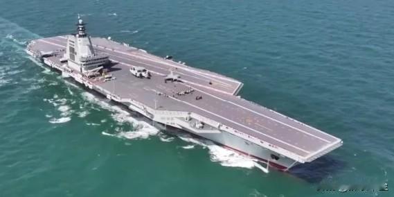 为大汉语骄傲吧，这就是谐音梗！其中之意，不言自明！

波澜壮阔的百年建军史，每一