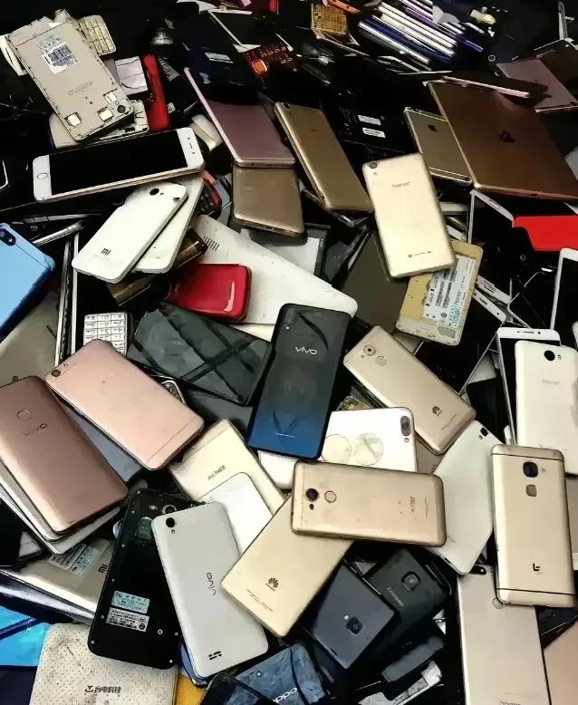 一直以为街边收旧手机的，是搞提炼"黄金"。结果却错得离谱！那淘汰下来的破手机，最