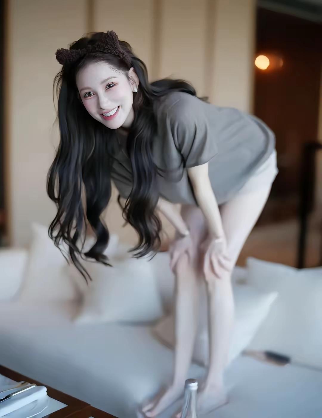 笑语盈盈暗香来，似有故人来。如何拍出户外氛围感美女? 随性又显瘦的穿搭如何打造?