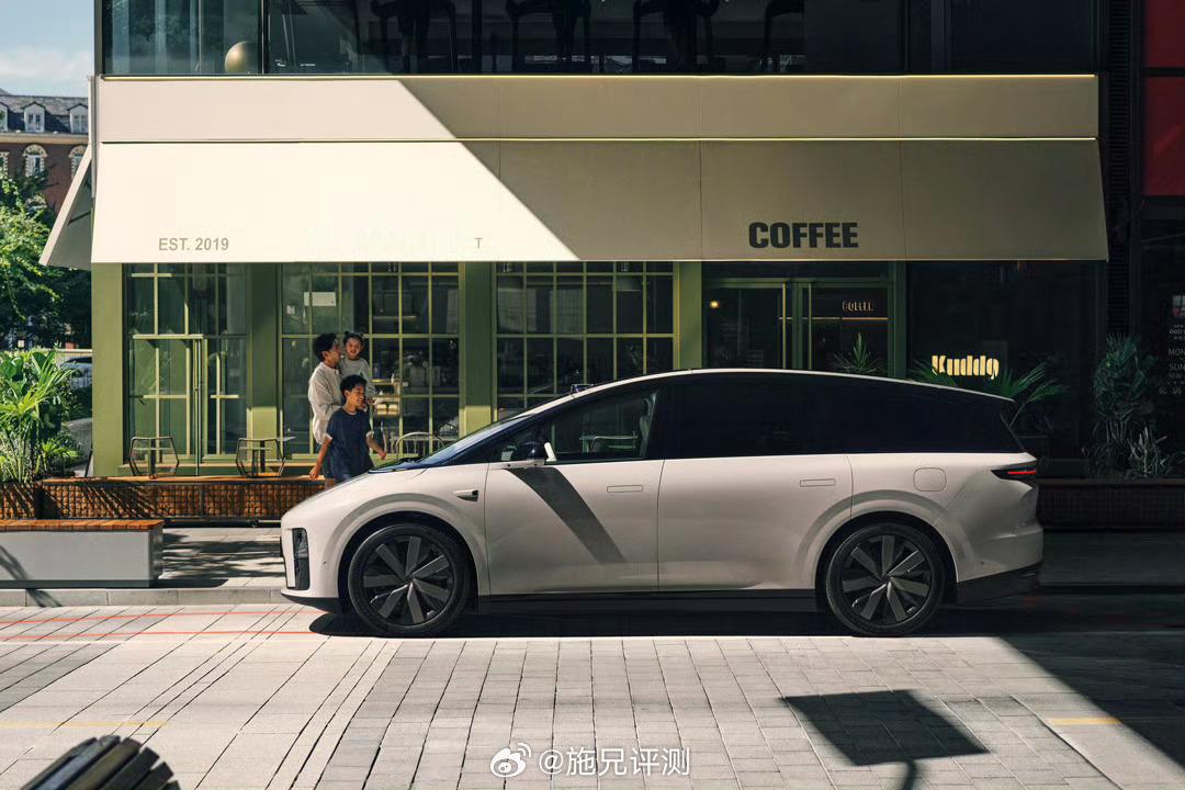 理想i8发布会定档7月29日理想i8，家庭六座纯电SUV，车头是mega风格7月