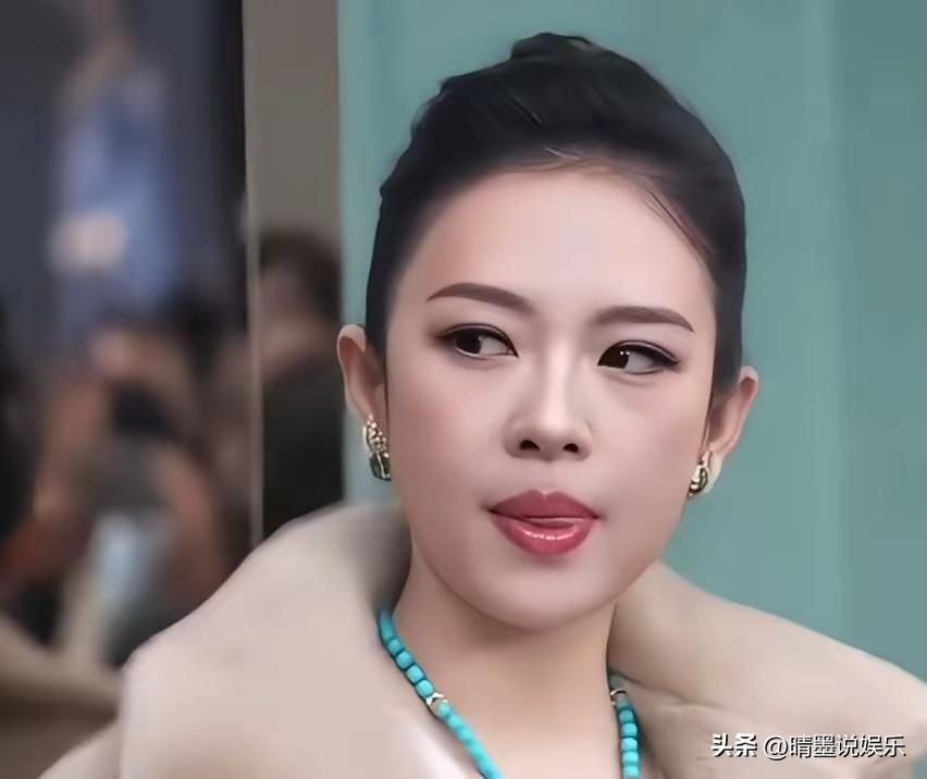 章子怡不管外貌如何变化，
但那标志性的表情永远不变，
即便身材发福，脸蛋变化大，