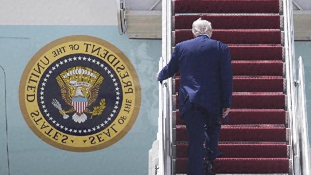 特朗普急访华，中方一句话划清底线！
 
特朗普上任后频频催访华，苦等四天，中方明