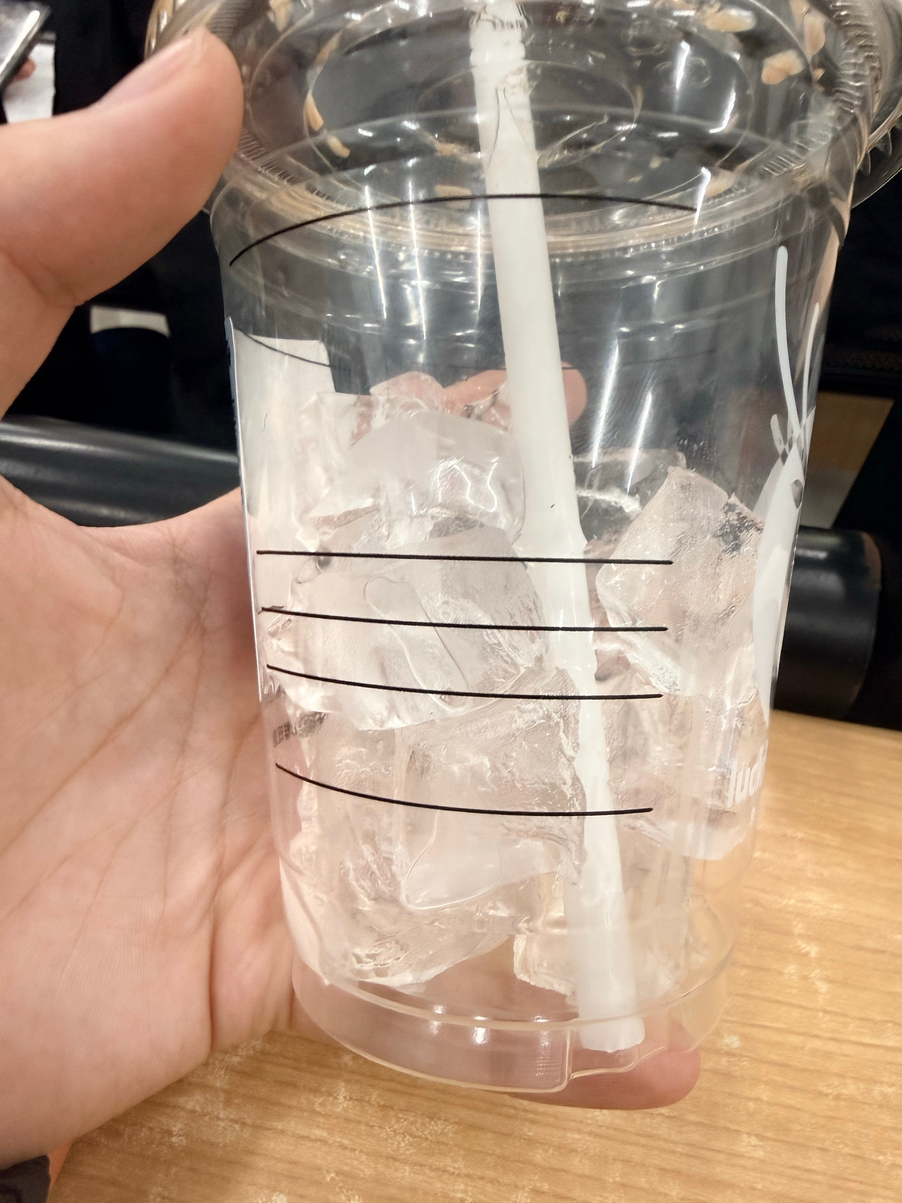 买了一杯瑞幸咖啡（正常冰），大家来看一看，这冰算多吗？