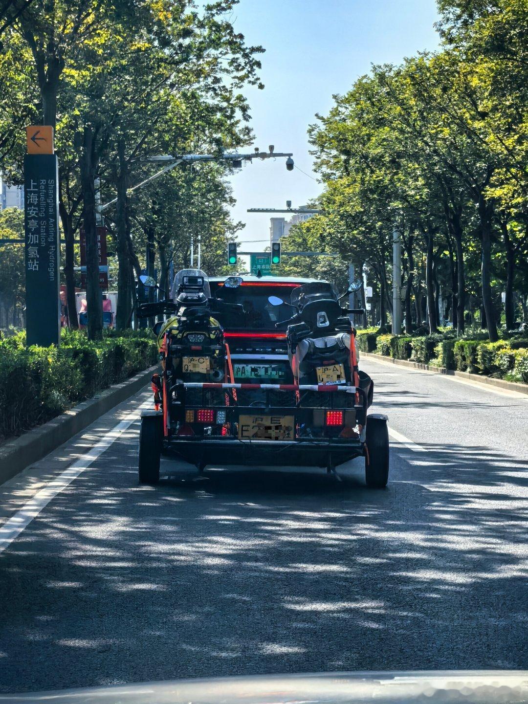 应用题：1、 这个组合是车更贵还是牌照更贵？2、开走这几辆车，需要几种驾照？ ​
