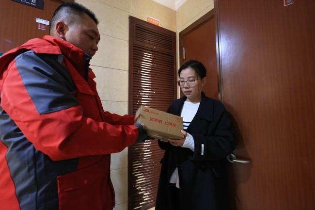 1月20日凌晨，京东快递成功送达手机国补活动的全国首个订单，游女士作为首位享受这