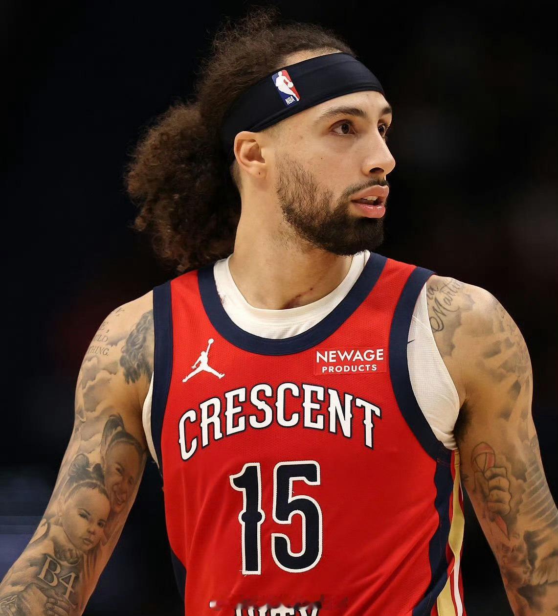 Chris Haynes在做节目时称火箭和尼克斯有意鹈鹕后卫阿尔瓦拉多。“他们（