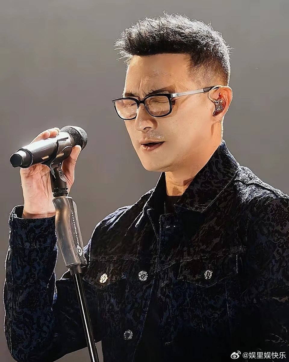 森林北爱不爱汪峰我不知道，但我敢打包票，汪峰一定爱惨了森林北。香港机场跟森林北手