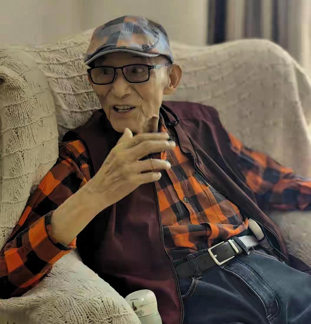 谁能想到，游本昌先生离世仅仅一天，人民日报报道里对他的称呼悄然变化，短短六字之差