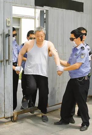 2009年，河南南阳，因为强奸24名女学生被执行死刑的吴天喜，被从看守所里带了出