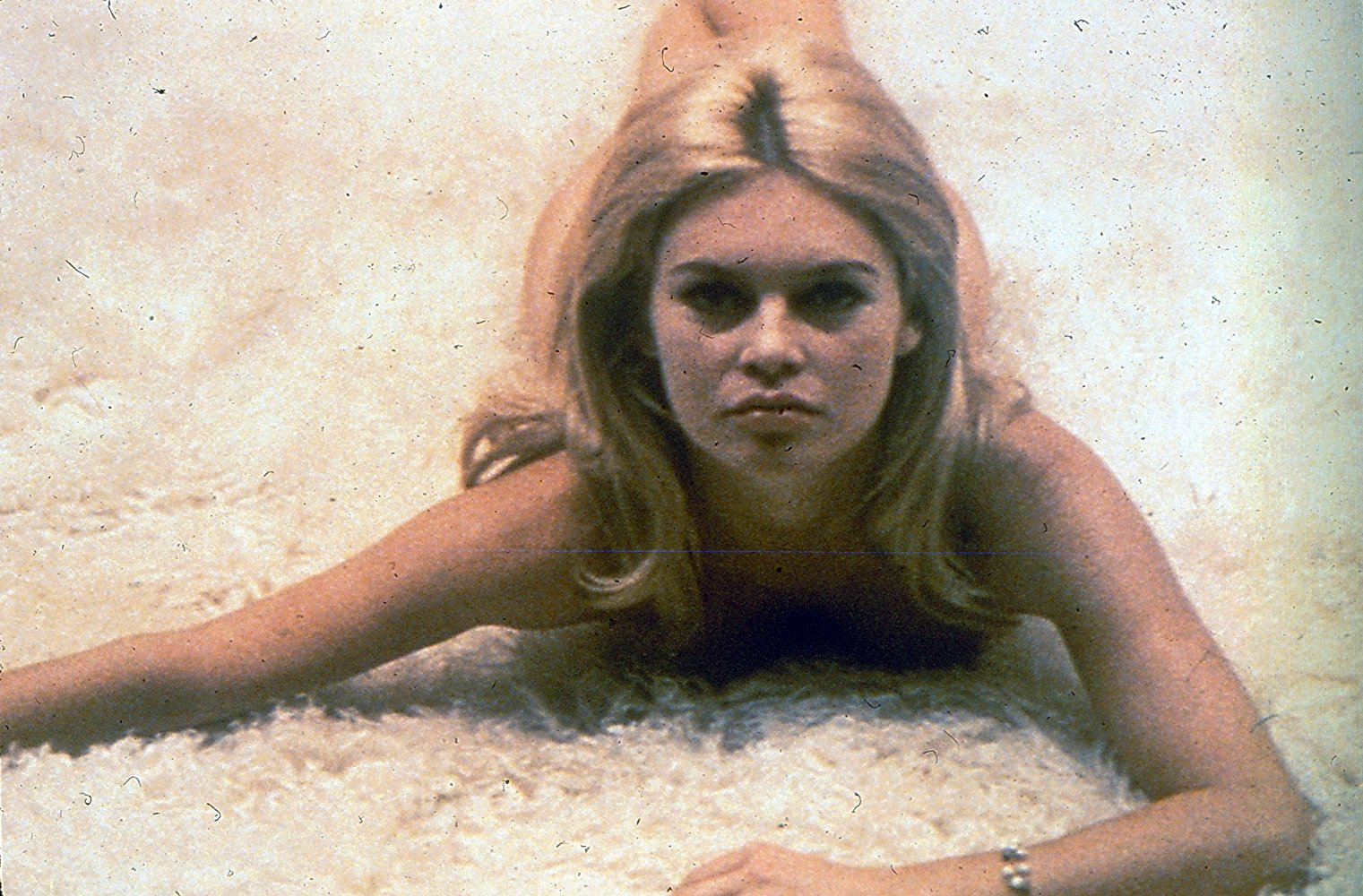 演员碧姬芭铎去世 碧姬·芭铎去世，享年91岁，她这张在《蔑视》里的剧照曾作为前年