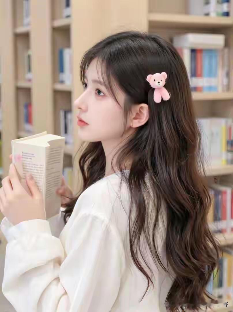 在书海中寻找知识的宝藏，温柔少女与书香相伴。晒出你最好看的国画作品 儿童成长趣事