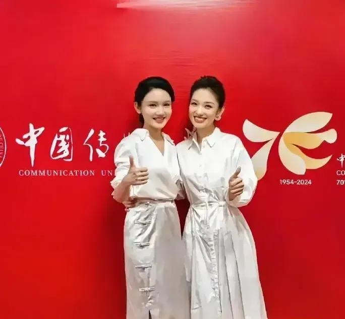 天哪，这俩女孩美的，右面的偶一看还以为是周涛呢，神态气质是不是挺像。她青春靓丽，