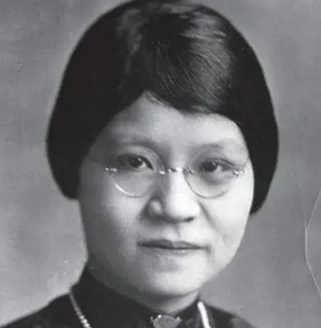 1901年，杨绛的三姑母杨荫榆，年仅17岁就被迫嫁给了蒋家傻儿子。新婚夜，杨荫榆