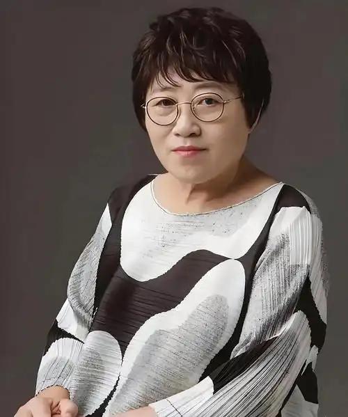 李银河说了一段极其清醒的话：
“我们活着，到底是为了什么？
其实什么都不为。
我